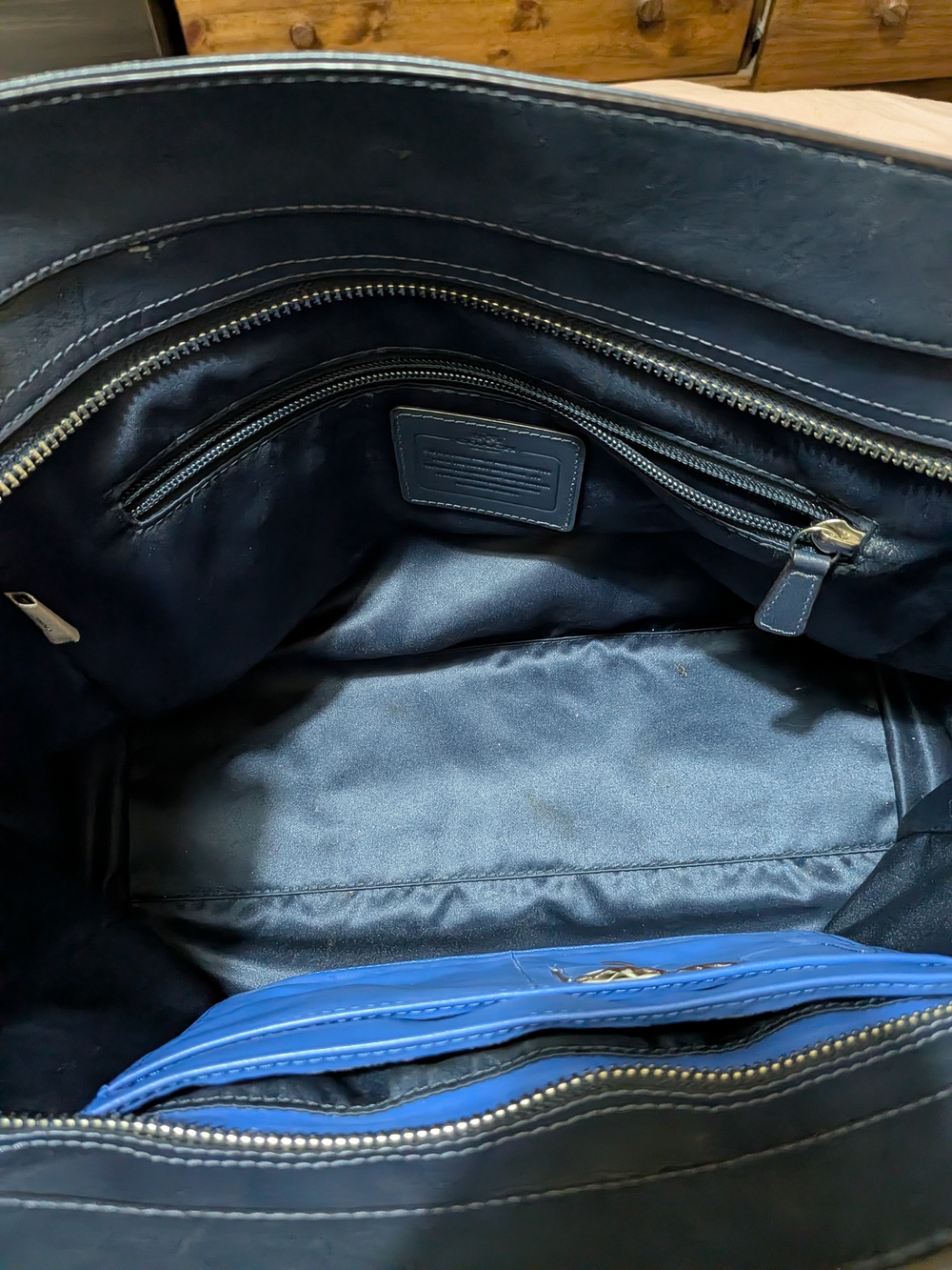 Women’s Leather Tote Bag in Dark Blue - Classic Structured Carryall - Picture 4 of 4